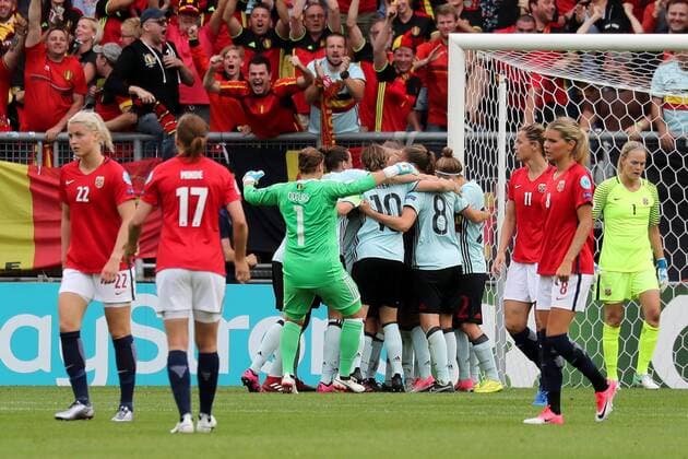 Bilder des Tages - SPORT Spielerinnen aus Belgien, belgische Fußballerinnen, jubeln über das Tor zum 0:1, Jubel, Torjubel, Torerfolg, celebrate the goal, goal, celebration, Jubel ueber das Tor, optimistisch, Action, Aktion, Fussball, UEFA Women s EURO 2017, Norwegen - Belgien, xozx