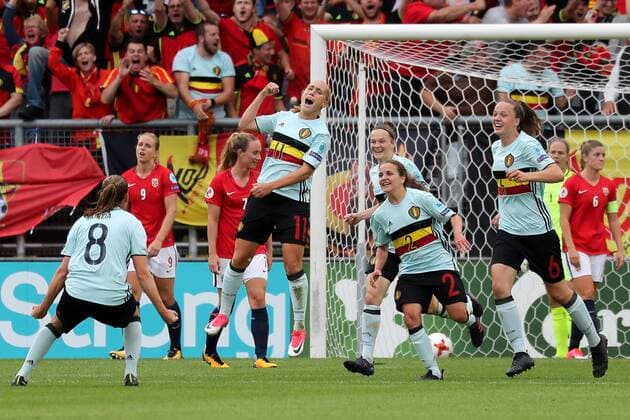 v.li.: Lenie Onzia (Belgien, 8), Torschützin Janice Cayman (Belgien, 11), Elke Van Gorp (Belgien, 7), Davina Philtjens (Belgien, 2), Tine De Caigny (Belgien, 6), jubeln über das Tor zum 0:2, Jubel, Torjubel, Torerfolg, celebrate the goal, goal, celebration, Jubel ueber das Tor, optimistisch, Action, Aktion, Fussball, UEFA Women s EURO 2017, Norwegen - Belgien, xozx