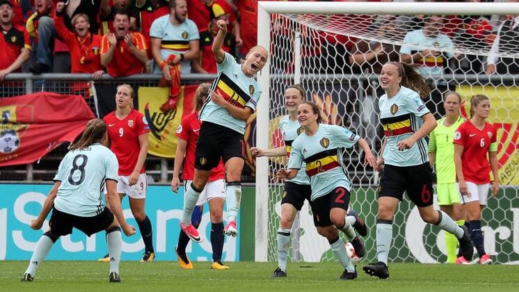 v.li.: Lenie Onzia (Belgien, 8), Torschützin Janice Cayman (Belgien, 11), Elke Van Gorp (Belgien, 7), Davina Philtjens (Belgien, 2), Tine De Caigny (Belgien, 6), jubeln über das Tor zum 0:2, Jubel, Torjubel, Torerfolg, celebrate the goal, goal, celebration, Jubel ueber das Tor, optimistisch, Action, Aktion, Fussball, UEFA Women s EURO 2017, Norwegen - Belgien, xozx