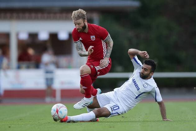 Fussball UEFA Europa League, Europa-Ligue, Europa League 2017 - 2018 20.07.2017, UEFA Europa League 2017-2018, Qualification Second Round, Return Game, Luxemburg, Esch-sur-Alzette, Stade du Galgebierg, FOLA Esch (LUX) - Inter Baku (AZE) vl: Jakob Dallevedove (FOLA Esch 10) - Elnur Abdullayev (Inter Baku 10) 