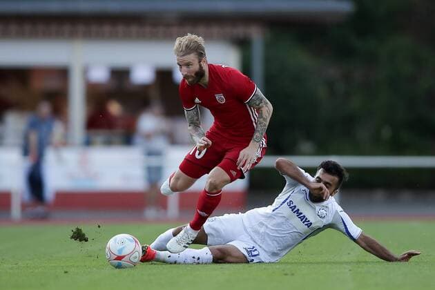 Fussball UEFA Europa League, Europa-Ligue, Europa League 2017 - 2018 20.07.2017, UEFA Europa League 2017-2018, Qualification Second Round, Return Game, Luxemburg, Esch-sur-Alzette, Stade du Galgebierg, FOLA Esch (LUX) - Inter Baku (AZE) vl: Jakob Dallevedove (FOLA Esch 10) - Elnur Abdullayev (Inter Baku 10) 