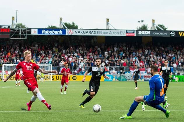 Bilder des Tages - SPORT (L-R) ,Simon Makieniok of FC Utrecht, Ryan Camilleri of Valetta FC, Goalkeeper Henry Bonello of Valetta FC during the UEFA Europa League second qualifying round match between FC Utrecht and Valletta FC at Mandemakers Stadium, on July 20, 2017 in Waalwijk, The Netherlands FC Utrecht v Valletta FC UEFA Europa League 2017 2018 xVIxVIxImagesx xGerritxvanxKeulenxIVx 8270934