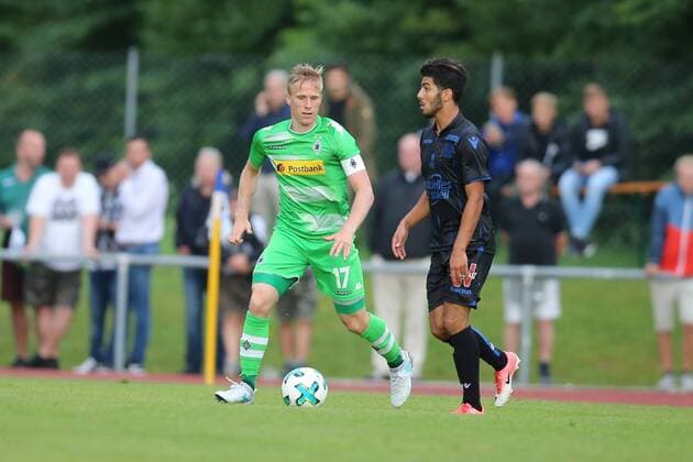 Oscar Wendt (Moenchengladbach) und Bassem Srarfi (Nizza) waehrend des Testspiels der Borussia Moenchengladbach gegen OGC Nizza am 20.07.2017 in Rottach-Egern. Rottach-Egern Copyright: xEngelbrecht Eibner-Pressefotox EP_MET