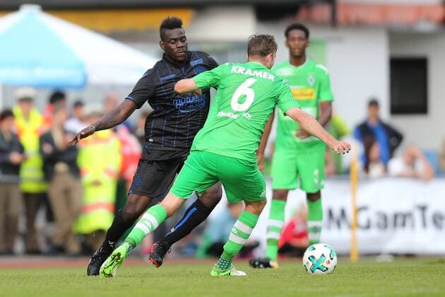 Mario Balotelli (Nizza) und Christoph Kramer (Moenchengladbach) waehrend des Testspiels der Borussia Moenchengladbach gegen OGC Nizza am 20.07.2017 in Rottach-Egern. Rottach-Egern Copyright: xEngelbrecht Eibner-Pressefotox EP_MET