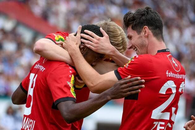 SOCCER - UEFA EL quali, Brest vs Altach BREST,BELARUS,20.JUL.17 - SOCCER - UEFA Europa League qualification, FK Dinamo Brest vs SCR Altach. Image shows the rejoicing of Nicolas Moumi Ngamaleu, Simon Piesinger and Benedikt Zech (Altach). GEPAxpictures xOliverxLerch