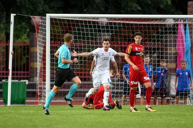 SOCCER - UEFA EL quali, Brest vs Altach BREST,BELARUS,20.JUL.17 - SOCCER - UEFA Europa League qualification, FK Dinamo Brest vs SCR Altach. Image shows referee Keith Kennedy (NIR), Kirill Premudrov (Brest), Philipp Netzer and Benedikt Zech (Altach). GEPAxpictures xOliverxLerch