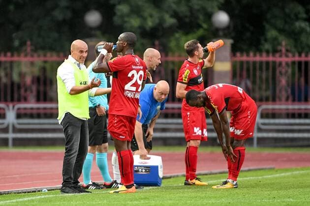 SOCCER - UEFA EL quali, Brest vs Altach BREST,BELARUS,20.JUL.17 - SOCCER - UEFA Europa League qualification, FK Dinamo Brest vs SCR Altach. Image shows head coach Klaus Schmidt, Louis Clement Ngwat Mahop, assistant coach Thomas Hickersberger, masseur Martin Resch, Andreas Lienhart and Nicolas Moumi Ngamaleu (Altach). GEPAxpictures xOliverxLerch