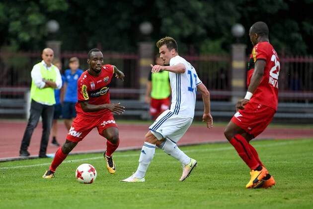 SOCCER - UEFA EL quali, Brest vs Altach BREST,BELARUS,20.JUL.17 - SOCCER - UEFA Europa League qualification, FK Dinamo Brest vs SCR Altach. Image shows head coach Klaus Schmidt, Nicolas Moumi Ngamaleu (Altach), Maksim Vitus (Brest) and Louis Clement Ngwat Mahop (Altach). GEPAxpictures xOliverxLerch
