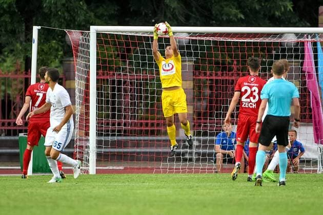 SOCCER - UEFA EL quali, Brest vs Altach BREST,BELARUS,20.JUL.17 - SOCCER - UEFA Europa League qualification, FK Dinamo Brest vs SCR Altach. Image shows Andreas Lienhart (Altach), Adrian Avramia (Brest), Martin Kobras, Benedikt Zech (Altach) and referee Keith Kennedy (NIR). GEPAxpictures xOliverxLerch