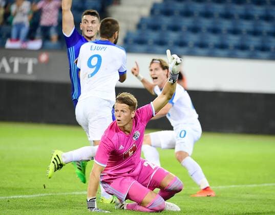 20.07.17 Luzern Schweiz Fussball Herren Saison 2017 2018 UEFA Europa League FC Luzern - NK Osijek Aktion Bild zeigt Torjubel NK Osijek. Torschuetze Nr. 9 zum 2:3 Muzafer Ejupi Luzerns Torhueter Jonas Omlin ist geschlagen 