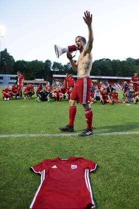 Bilder des Tages - SPORT Fussball UEFA Europa League, Europa-Ligue, Europa League 2017 - 2018 20.07.2017, UEFA Europa League 2017-2018, Qualification Second Round, Return Game, Luxemburg, Esch-sur-Alzette, Stade du Galgebierg, FOLA Esch (LUX) - Inter Baku (AZE) vl: Tom Laterza (FOLA Esch 23) machte den mann am Megafon nach dem 4-1 Sieg gegen Inter Baku 