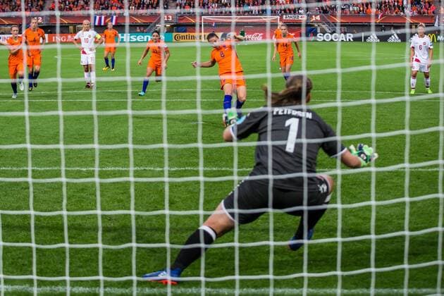 ROTTERDAM, 20-07-2017 , EK Vrouwenvoetbal 2017 , Women s Euro 2017 , Groepswedstrijd Nederland - Denemarken , Sparta Stadion het Kasteel , Nederlands elftal speelster Sherida Spitse scoort de 1-0 uit een penalty Nederland - Denemarken  Copyright: xKayxIntxVeenx 1651576