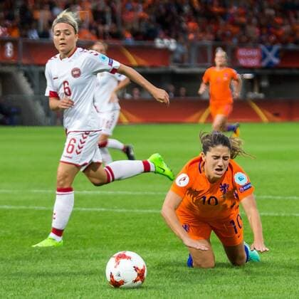 ROTTERDAM, 20-07-2017 , EK Vrouwenvoetbal 2017 , Women s Euro 2017 , Groepswedstrijd Nederland - Denemarken , Sparta Stadion het Kasteel , Speelster van Denemarken Nanna Christiansen (l) haakt Nederlands elftal speelster Danielle van de Donk (r) en veroorzaakt zo de penalty Nederland - Denemarken  Copyright: xKayxIntxVeenx 1651584