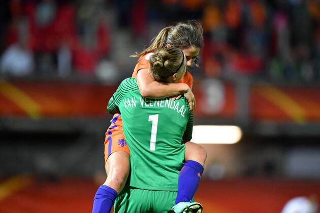 Jubel, Freuen, celebrate, happy, cheer , Goal Celebration Danielle van de Donk (Niederlande) (10) springt Sari van Veenendaal (Torwart, Niederlande) (1) in die Arme, Fussball, UEFA Women s EURO 2017, Niederlande - Dänemark, xmkx