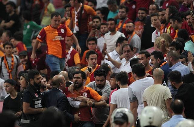 Bilder des Tages - SPORT Fans of Galatasaray during the UEFA Europaleague Qualifier 3rd round, 2nd leg match between Galatasaray and Ostersund FC at Turk Telekom Arena in Istanbul , Turkey on July 20, 2017. Final Score : Galatasaray 1 - Ostersund FC 