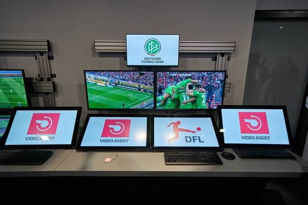 DFL Pressekonferenz Termin Video-Assistent mit Bundesligaschiedsrichter Sascha STEGEMANN und dem Operator neben ihm Fussball 1. Bundesliga , Cologne Broadcasting Center in Koeln, am 20.07.2017 Saison 2017 2018, 1.Liga, 1.Bundesliga
