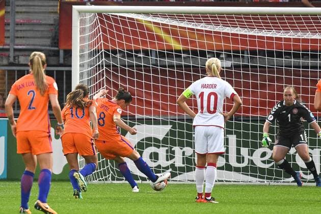 20.07.2017, Sparta-Stadion Het Kasteel, Rotterdam, NED, UEFA Frauen EM 2017, Niederlande vs Daenemark, Gruppe A, im Bild Sherida Spitse of Netherlands scores their first goal from the penalty spot to make it Netherlands 1 Denmark 0 Sherida Spitse of Netherlands scores their first goal from the penalty spot to make it Netherlands 1 Denmark 0 during the group A match of UEFA Women s EURO 2017 between Netherlands and Denmark at the Sparta-Stadion Het Kasteel in Rotterdam, Netherlands on 2017 07 20. Rotterdam  EP_fil  