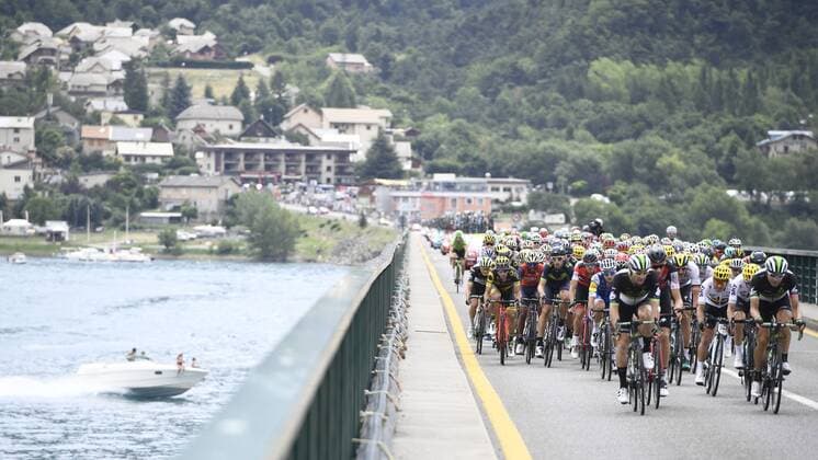 Bilder des Tages - SPORT Illustration picture shows the pack of riders in action during the nineteenth stage of the 104th edition of the Tour de France cycling race, 222,5km from Embrun to Salon-de-Provence, France, Friday 21 July 2017. This year s Tour de France takes place from July first to July 23rd. YORICKxJANSENS  x05135391x