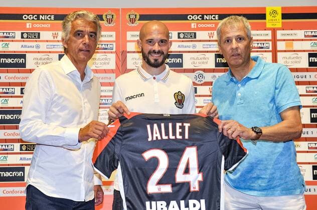 Jean Pierre Rivere (president de l OGC Nice) - Christophe Jallet (OGC Nice) - Lucien Favre (entraineur de l OGC Nice) FOOTBALL : Christophe Jallet nouvelle recrue de l OGC Nice - Nice - 21 07 2017 NorbertScanella Panoramic 