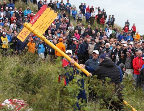 Bilder des Tages - SPORT 21st July 2017, Royal Birkdale Golf Club, Southport, England; The 146th Open Golf Championship, second round; Rory McIlroy looks on as the signpost blocking the line of his second shot is removed after his errant tee shot on the par five 15th xDavidxBlunsdenx  ActionPlus11904475