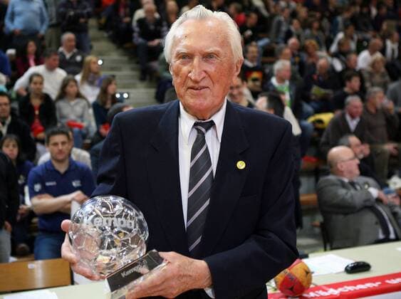 Bernhard Kempa mit dem Pokal Monsieur Handball starb am Donnerstag im Alter von 96 Jahren Goeppingen Copyright: xEibner-Pressefotox EP_eer
