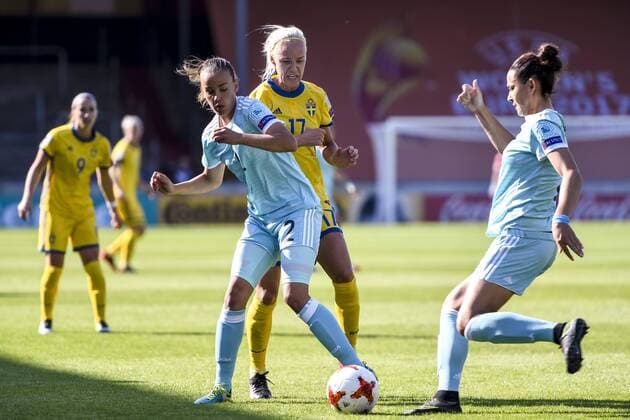 170721 Rysslands Natalja Solodkaja och Jekaterina Pantychina i kamp med Sveriges Caroline Seger i matchen mellan Sverige och Ryssland under dag 6 av fotbolls-EM den 21 juli 2017 i Deventer.  Copyright: CARLxSANDIN BB170721CS011