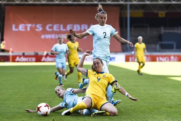 170721 Rysslands Nadezjda Smirnova och Natalja Solodkaja i kamp med Sveriges Kosovare Asllani i matchen mellan Sverige och Ryssland under dag 6 av fotbolls-EM den 21 juli 2017 i Deventer.  Copyright: CARLxSANDIN BB170721CS017