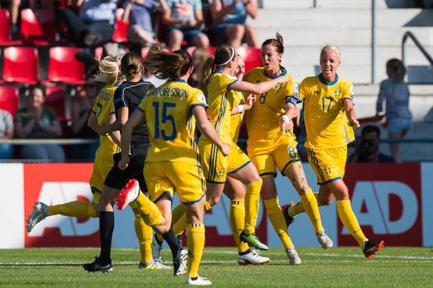 Sweden celebrate the goal of Lotta Schelin of Sweden women during the UEFA WEURO 2017 Group B group stage match between Sweden and Russia at The Adelaarshorst on July 21, 2017 in Deventer, The Netherlands Women: Sweden v Russia UEFA WEURO 2017 2017 2018 xVIxVIxImagesx xGerritxvanxKeulenxIVx 8277921