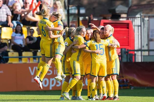 Sweden celebrate the goal of Lotta Schelin of Sweden women during the UEFA WEURO 2017 Group B group stage match between Sweden and Russia at The Adelaarshorst on July 21, 2017 in Deventer, The Netherlands Women: Sweden v Russia UEFA WEURO 2017 2017 2018 xVIxVIxImagesx xGerritxvanxKeulenxIVx 8277922
