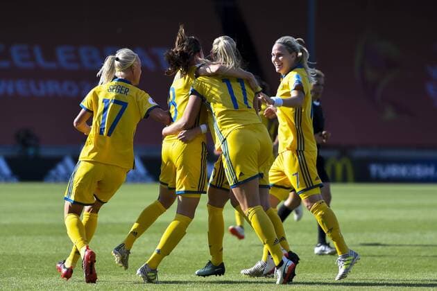 170721 Sveriges spelare jublar efter 1-0 av Lotta Schelin i matchen mellan Sverige och Ryssland under dag 6 av fotbolls-EM den 21 juli 2017 i Deventer.  Copyright: CARLxSANDIN BB170721CS026
