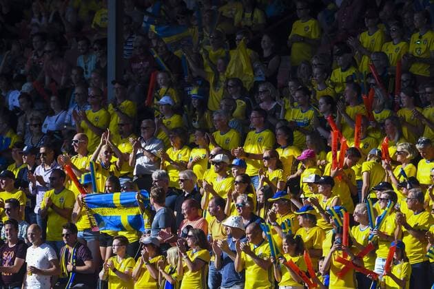170721 Sveriges supportrar pa läktaren i matchen mellan Sverige och Ryssland under dag 6 av fotbolls-EM den 21 juli 2017 i Deventer.  Copyright: CARLxSANDIN BB170721CS027
