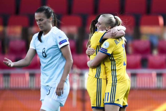 170721 Rysslands Jekaterina Sotjneva deppar samtidigt som Sveriges Stina Blackstenius jublar efter 2-0 i matchen mellan Sverige och Ryssland under dag 6 av fotbolls-EM den 21 juli 2017 i Deventer.  Copyright: CARLxSANDIN BB170721CS045