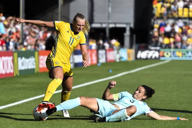170721 Sveriges Stina Blackstenius och Rysslands Anna Kozjnikova i matchen mellan Sverige och Ryssland under dag 6 av fotbolls-EM den 21 juli 2017 i Deventer.  Copyright: CARLxSANDIN BB170721CS056