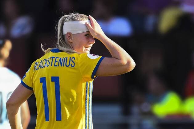 170721 Sveriges Stina Blackstenius med bandage i matchen mellan Sverige och Ryssland under dag 6 av fotbolls-EM den 21 juli 2017 i Deventer.  Copyright: CARLxSANDIN BB170721CS059