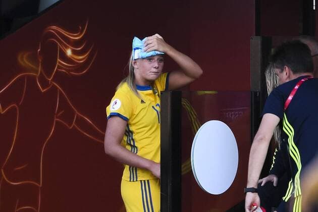 170721 Sveriges Stina Blackstenius tvingas lämna planen efter skada i matchen mellan Sverige och Ryssland under dag 6 av fotbolls-EM den 21 juli 2017 i Deventer.  Copyright: CARLxSANDIN BB170721CS063