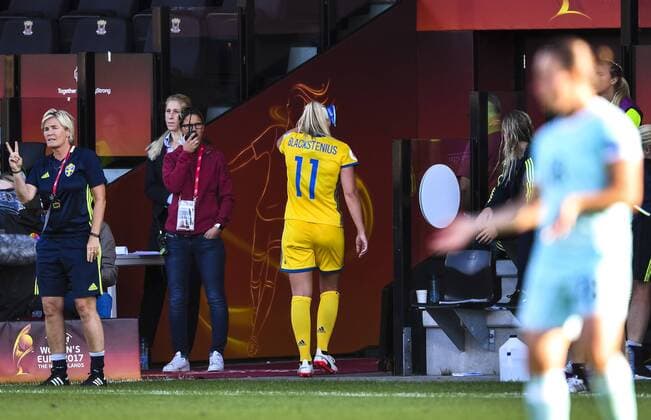 Bilder des Tages - SPORT 170721 Sveriges Stina Blackstenius tvingas lämna planen efter skada i matchen mellan Sverige och Ryssland under dag 6 av fotbolls-EM den 21 juli 2017 i Deventer.  Copyright: CARLxSANDIN BB170721CS065