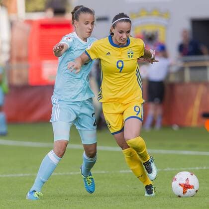 DEVENTER - 21-07-2017, EK Vrouwenvoetbal 2017, Women s Euro 2017, Stadion De Adelaarshorst, Groepswedstrijd Zweden - Rusland, Rusland speelster Natalia Solodkaia (l) met Zweden speelster Kosovaren Asllani (r) Zweden - Rusland  Copyright: xErikxPasmanx 1652227