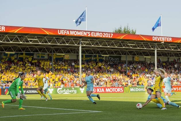 DEVENTER - 21-07-2017, EK Vrouwenvoetbal 2017, Women s Euro 2017, Stadion De Adelaarshorst, Groepswedstrijd Zweden - Rusland, Zweden speelster Stina Blackstenius (r) scoort de 2-0, Rusland keeper Tatiana Shcherbak (l) en Rusland speelster Daria Makarenko (r) zijn kansloos Zweden - Rusland  Copyright: xErikxPasmanx 1652244