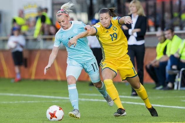 DEVENTER - 21-07-2017, EK Vrouwenvoetbal 2017, Women s Euro 2017, Stadion De Adelaarshorst, Groepswedstrijd Zweden - Rusland, Rusland speelster Ekaterina Sochneva (l) met Zweden speelster Pauline Hammarlund (r) Zweden - Rusland  Copyright: xErikxPasmanx 1652249