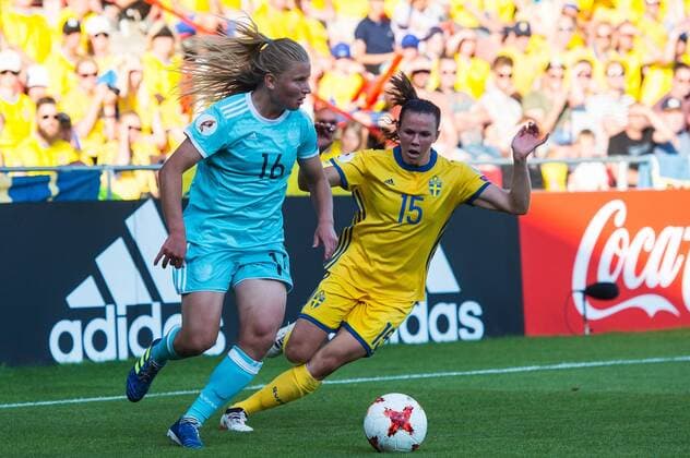 (L-R) Marina Fedorova of Russia women, Jessica Samuelsson of Sweden women during the UEFA WEURO 2017 Group B group stage match between Sweden and Russia at The Adelaarshorst on July 21, 2017 in Deventer, The Netherlands Women: Sweden v Russia UEFA WEURO 2017 2017 2018 xVIxVIxImagesx xGerritxvanxKeulenxIVx 8278761