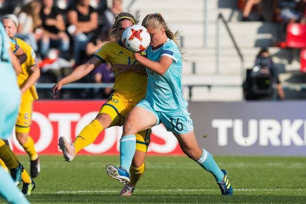 (L-R) Hanna Folkesson of Sweden women, Marina Fedorova of Russia women during the UEFA WEURO 2017 Group B group stage match between Sweden and Russia at The Adelaarshorst on July 21, 2017 in Deventer, The Netherlands Women: Sweden v Russia UEFA WEURO 2017 2017 2018 xVIxVIxImagesx xGerritxvanxKeulenxIVx 8278762
