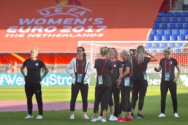 Germany Women v Italy UEFA Women s Euros 2017 General view of the stadium showing Germany squad inspecting the pitch pictured ahead of the UEFA Women s Euros 2017 match at Koning Willem II Stadion, Tilburg Copyright: xKristianxKanex FIL-10422-0002 UK Newspapers OUT