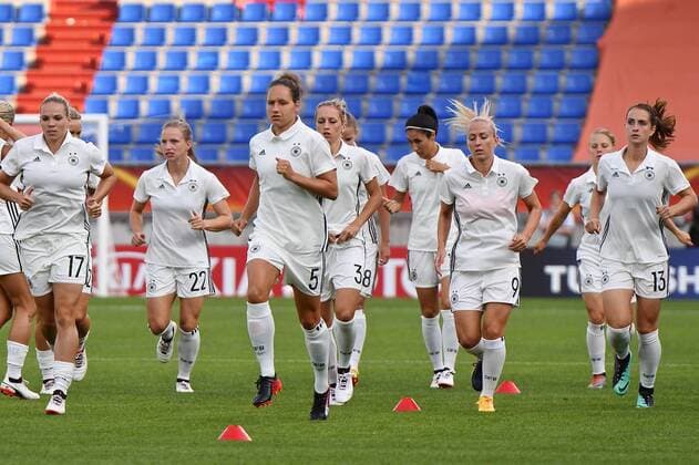 Germany Women v Italy UEFA Women s Euros 2017 Germany squad warm up pictured ahead of the UEFA Women s Euros 2017 match at Koning Willem II Stadion, Tilburg Copyright: xKristianxKanex FIL-10422-0003 UK Newspapers OUT