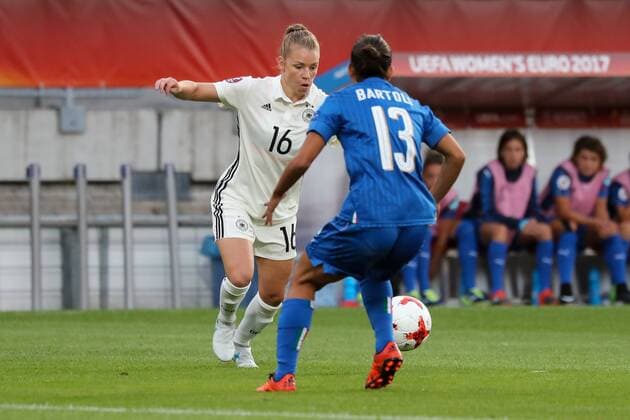 v.li.: Linda Dallmann (DFB-Frauen, 16), Elisa Bartoli (Italien, 13), Zweikampf, Duell, duel, tackle, tackling, Dynamik, Action, Aktion, Fussball, UEFA Women s EURO 2017, Deutschland - Italien, xozx