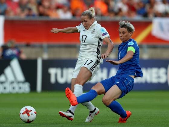 Niederlande, Tilburg, Willem II Stadion, 21.07.2017, Fußball, UEFA WEURO, Deutschland - Italien Bild: v.lk. Isabel Kerschowski (Deutschland, 17) und Melania Gabbiadini (Italy, 8) Copyright: HMBxMedia xHeikoxBecker