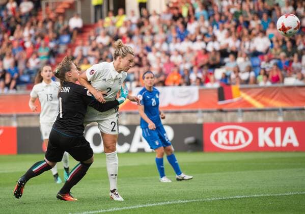 Tor zum 1-0: Torschuetzin Josephine Henning (GER) erzielt per Kopf den Treffer gegen Torhueterin Laura Giuliani (ITA). Vorrunde: England - Schottland in Tilburg am 21.07.2017. UEFA Fussball Frauen Europameisterschaft 2017 in den Niederlanden,