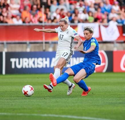 Niederlande, Tilburg, Willem II Stadion, 21.07.2017, Fußball, UEFA WEURO, Deutschland - Italien Bild: Zweikampf v. lks.:Isabel Kerschowski (Deutschland, 17),Melania Gabbiadini (Italy, 8) Copyright: HMBxMedia xThomasxJäger