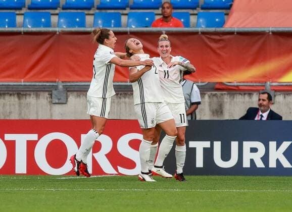 Niederlande, Tilburg, Willem II Stadion, 21.07.2017, Fußball, UEFA WEURO, Deutschland - Italien Bild: Torjubel zum 1:0 für Deutschland. li. Babett Peter (Deutschland, 5),mi. Torschützin:Josephine Henning (Deutschland, 2),re.Anja Mittag (Deutschland, 11) Copyright: HMBxMedia xThomasxJäger