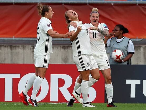 Niederlande, Tilburg, Willem II Stadion, 21.07.2017, Fußball, UEFA WEURO, Deutschland - Italien Bild: v. lk. Babett Peter (Deutschland, 5), Torschütze Josephine Henning (Deutschland, 2) und Anja Mittag (Deutschland, 11) bejubeln das 1:0 Copyright: HMBxMedia xHeikoxBecker