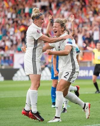 Jubel nach dem Tor zum 1-0: Torschuetzin Josephine Henning (GER) bejubelt ihren Treffer mit Anja Mittag (l GER) Vorrunde: England - Schottland in Tilburg am 21.07.2017. UEFA Fussball Frauen Europameisterschaft 2017 in den Niederlanden,